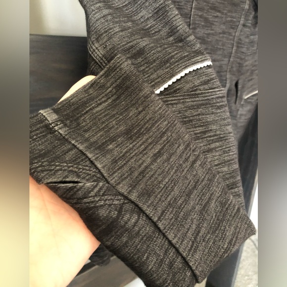 LULULEMON Ride On Blazer in Black/Fossil - Size 4 - Like New - Luon/Rulu Fabric - Picture 8 of 8